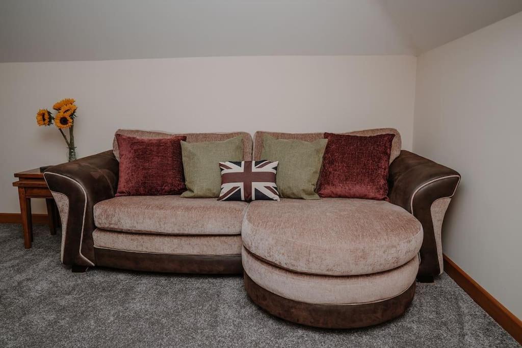 Lovely New 1 Bedroom Loft Apartment With On Drive Parking Троубридж Экстерьер фото