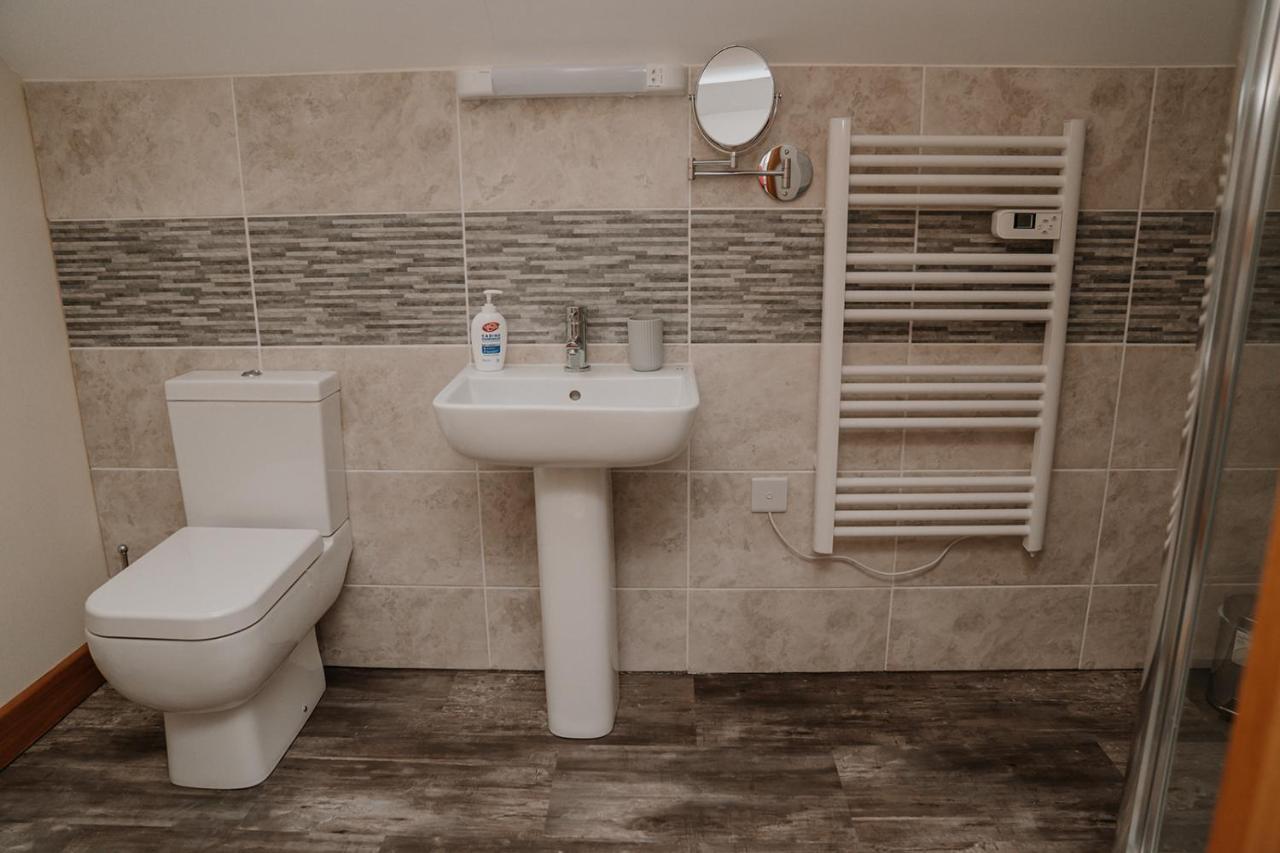 Lovely New 1 Bedroom Loft Apartment With On Drive Parking Троубридж Экстерьер фото