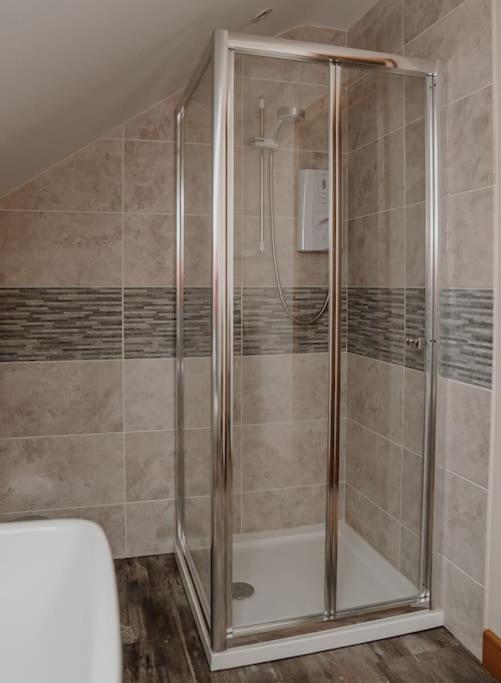 Lovely New 1 Bedroom Loft Apartment With On Drive Parking Троубридж Экстерьер фото