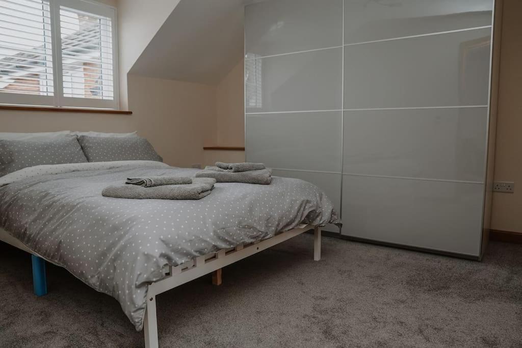 Lovely New 1 Bedroom Loft Apartment With On Drive Parking Троубридж Экстерьер фото